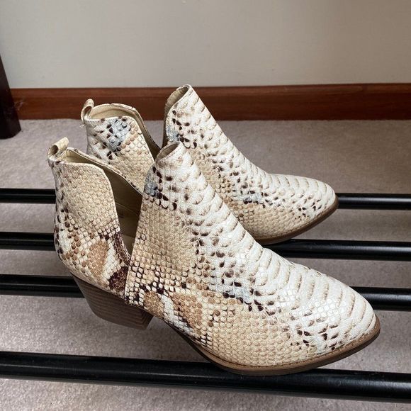 CL By Laundry Women Snake Print Cecily  Boots  - NEW NWOB - Picture 7 of 9